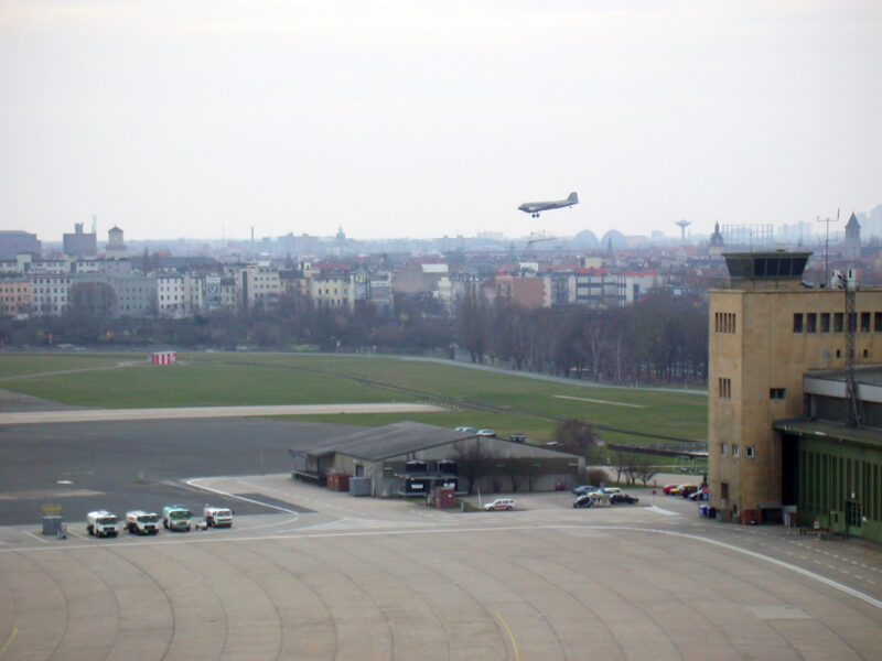Candy Bomber landing at Airport Berlin Tempelhof