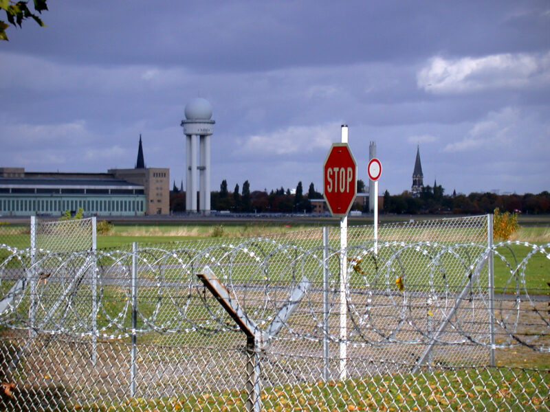 Tempelhof Airport: fence, tarmac, radar tower DSCN9396