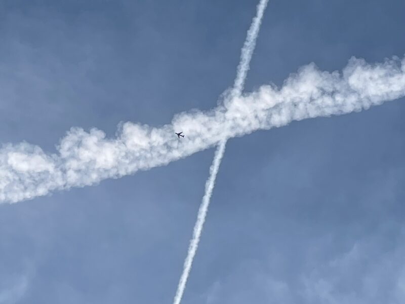 Condensation trails: planes crossing