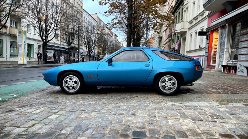 Blue Porsche 928